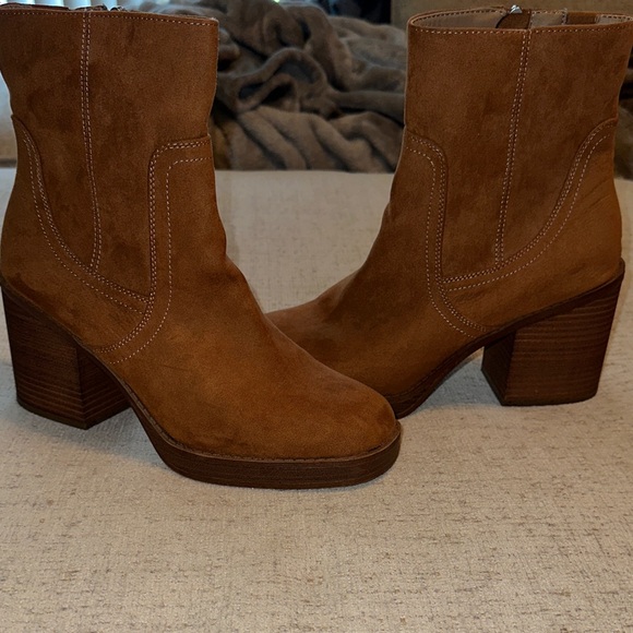 Universal Thread Tan Heeled Boots - Picture 4 of 4